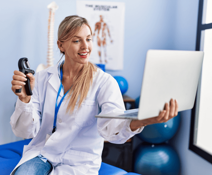 Online physiotherapist in a consult